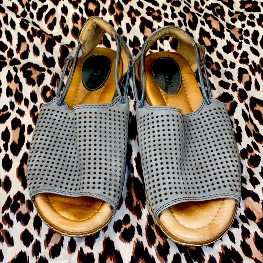 Earth women’s Shelly dusty blue soft buck sandal!